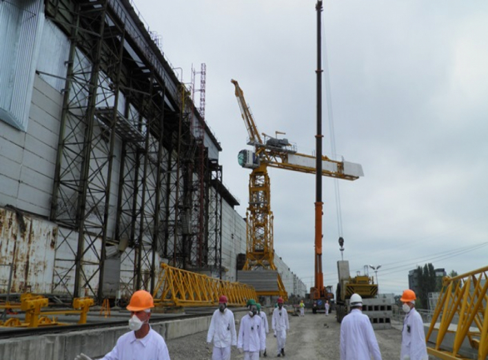Строители укрытия на ЧАЭС перешли на круглосуточный режим работы