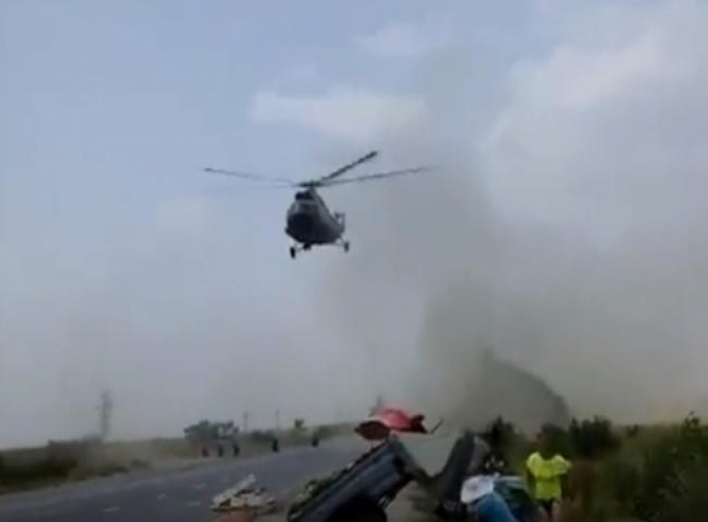 В Запорожской области вертолет приземлился прямо на трассу