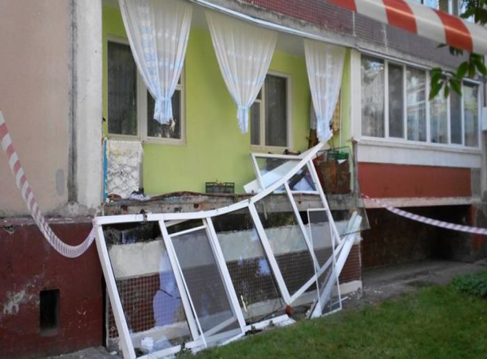 В Московском обвалился балкон