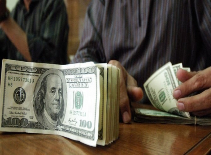Украинцы активно продают доллары: почему так случилось и что дальше