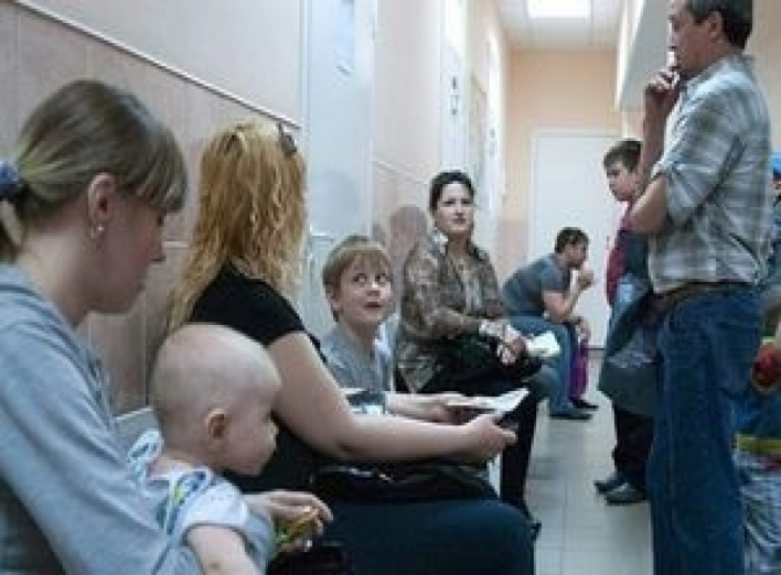Украинцы из-за нехватки вакцин ездят прививаться за границу