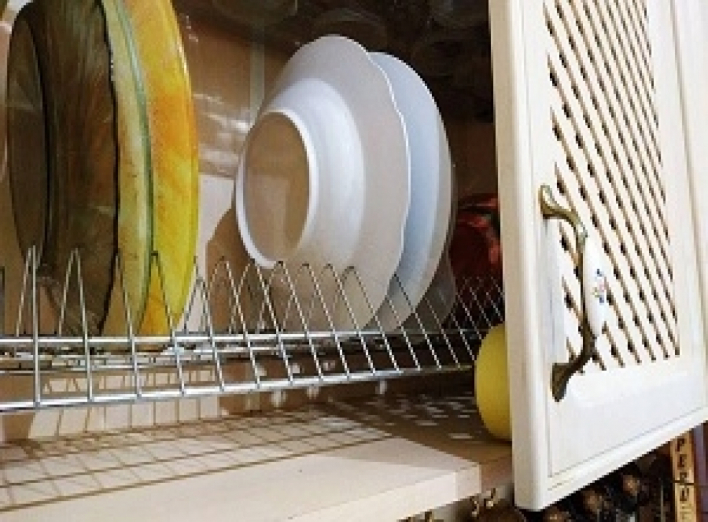 Опытные хозяйки кладут скотч в шкафчик для посуды