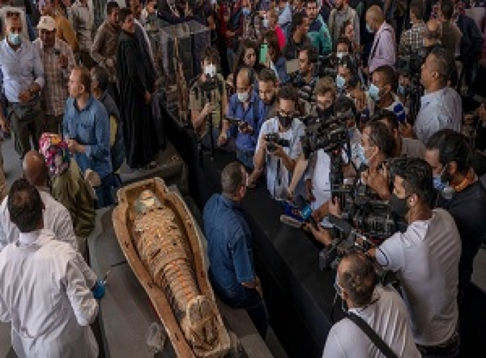 В Египте нашли 100 саркофагов, мумию