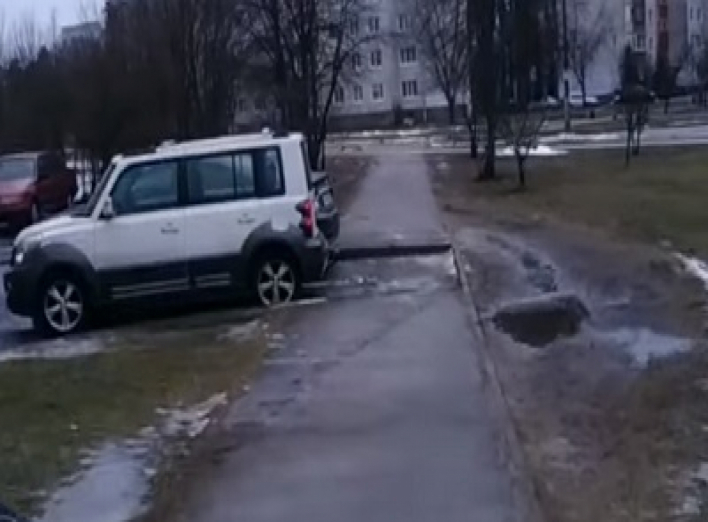 Славутичани жаліються на відсутність тротуарів