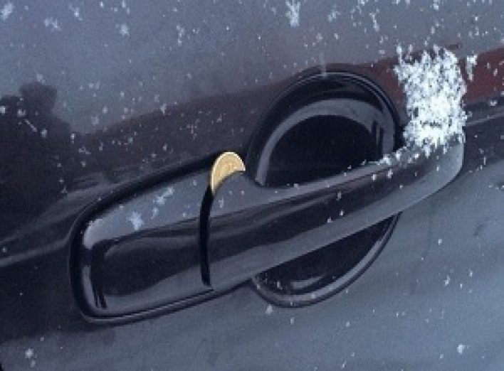 Що означає монета в дверці автомобіля