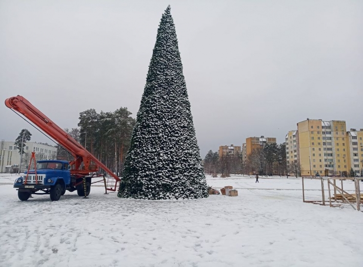  Свято наближається: 15-метрова ялинка з'явилась у центрі Славутича