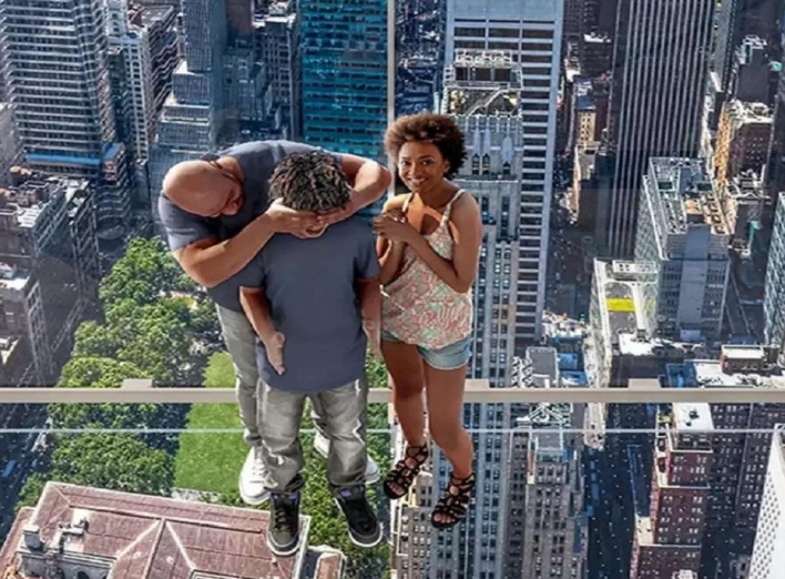 Панорамой Манхеттена можно  любоваться из лифта