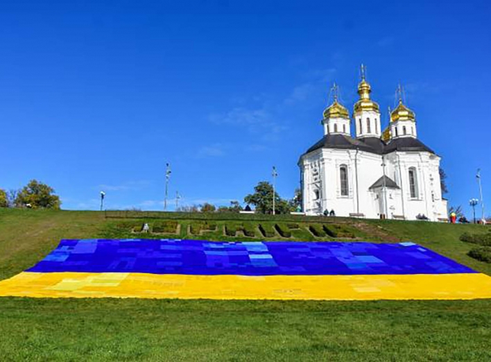У Чернігові установили рекорд: найбільший і найважчий в'язаний прапор України