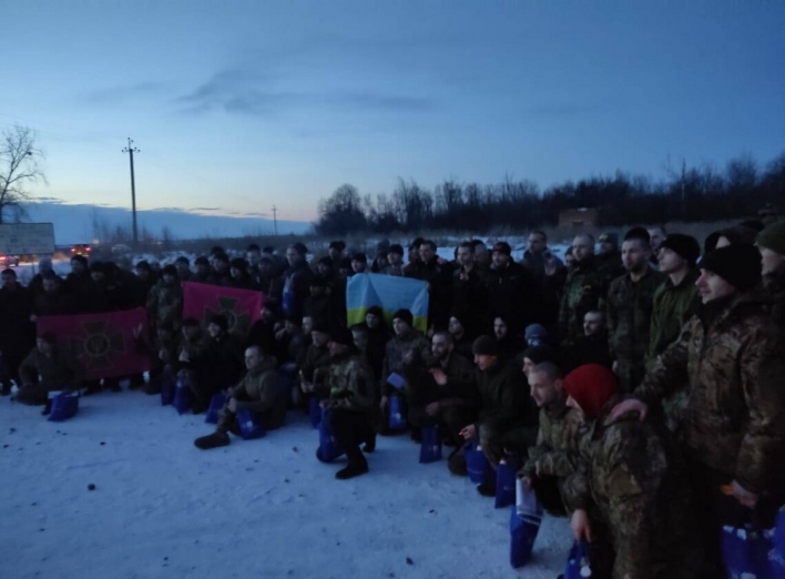 Ще  100 військових і цивільного повернула з російського полону Україна (відео)