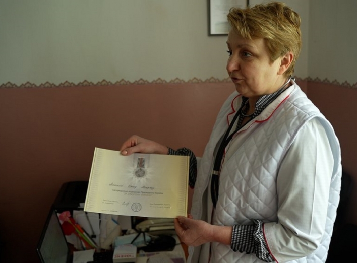Лікарку, яка під час окупації  возила хворих до лікарні в Славутич, нагородили відзнакою Президента "За оборону України"