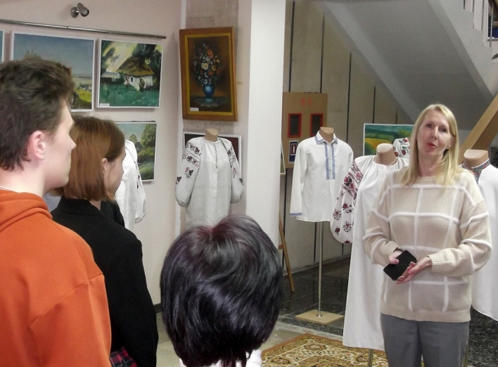 «Вишиванка – оберіг нації»: нову експозицію у Славутицькому музеї першими відвідали школярі