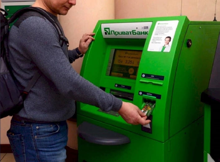 Українці щоденно забувають по 2 тисячі карток в банкоматах Приватбанку